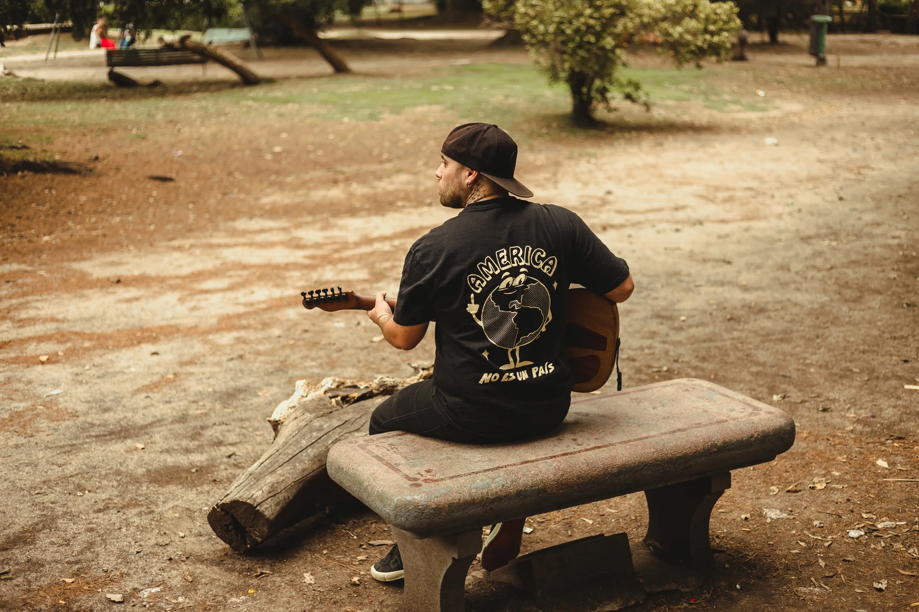 Marquitos Folkis tocando la guitarra al aire libre