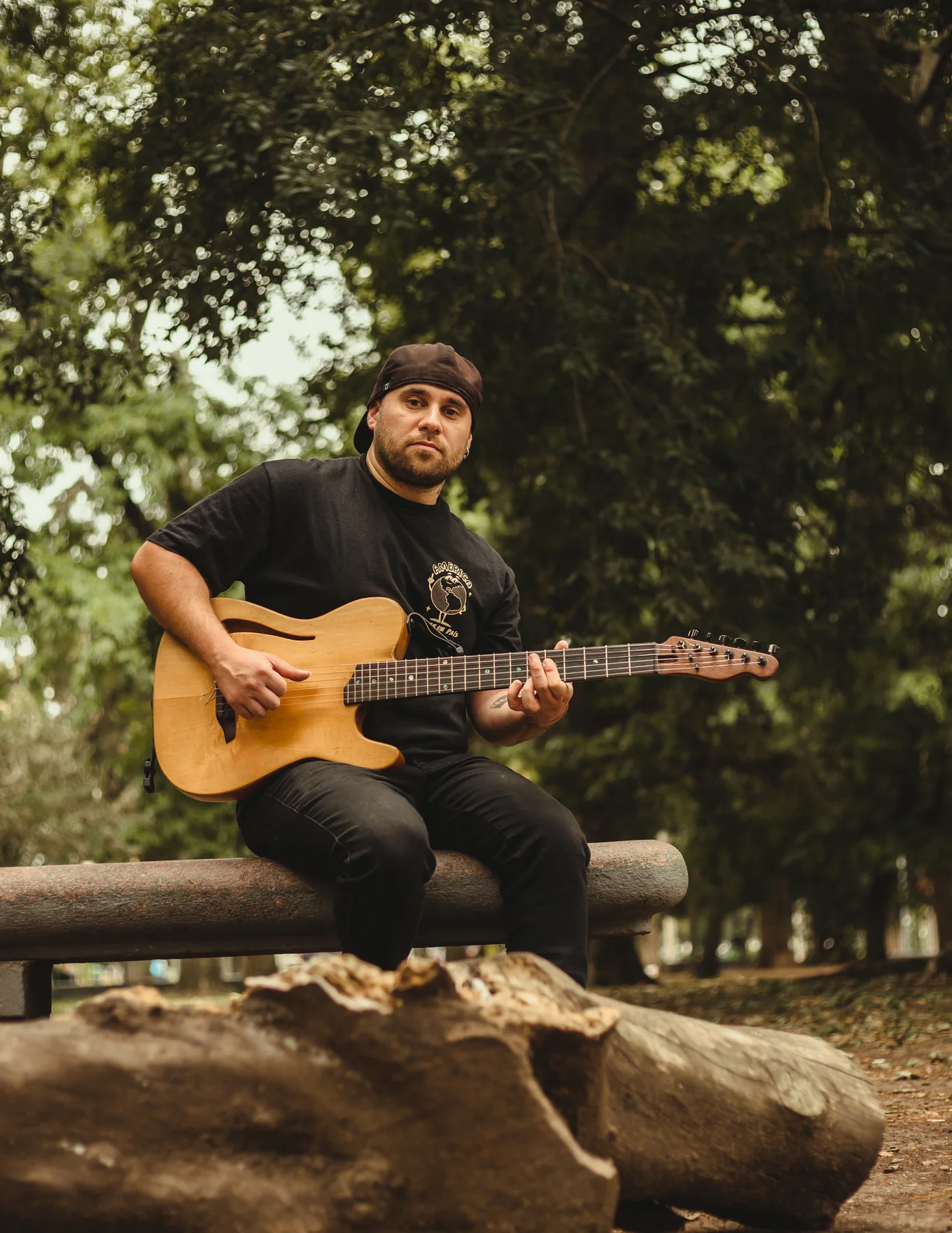 Marquitos Folkis tocando la guitarra al aire libre